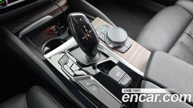 BMW 5-Series 2017 — photo 12