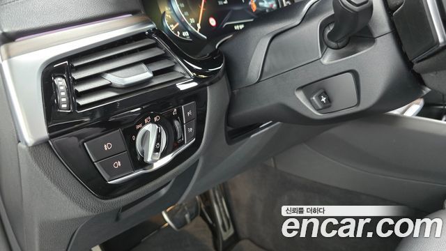 BMW 5-Series 2017 — photo 24