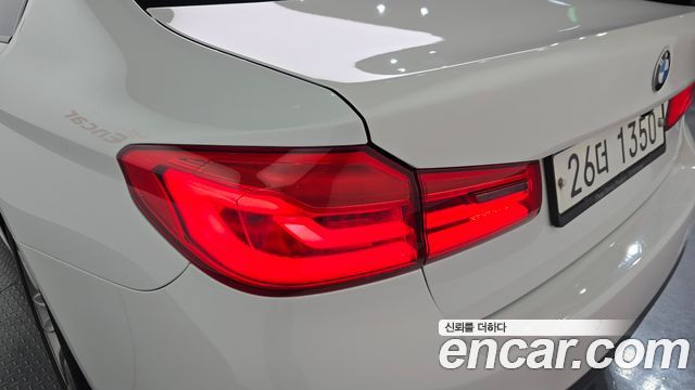 BMW 5-Series 2017 — photo 9