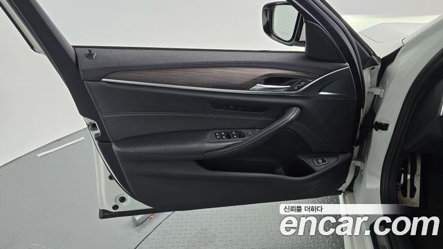 BMW 5-Series 2017 — photo 14
