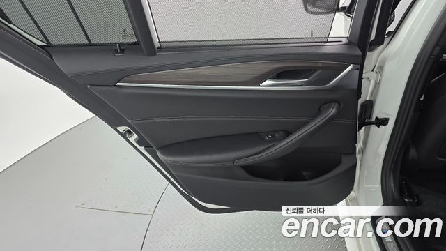 BMW 5-Series 2017 — photo 15