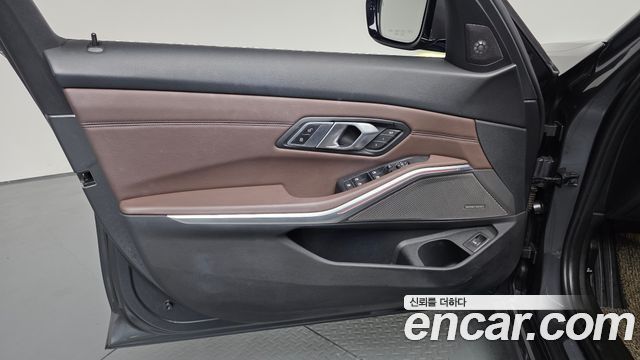 BMW 3-Series 2019 — photo 14