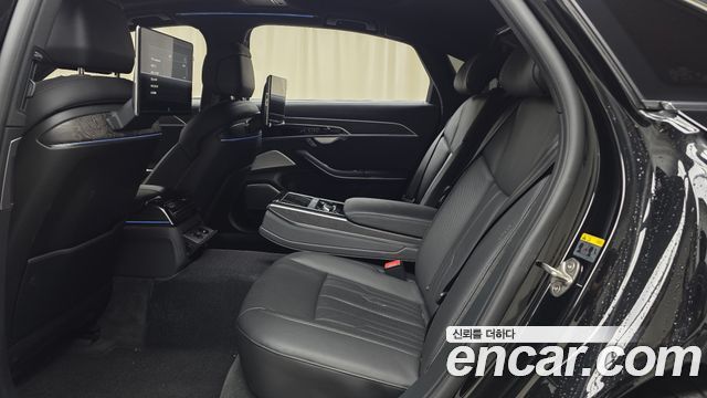 Audi A8 2023 — photo 18