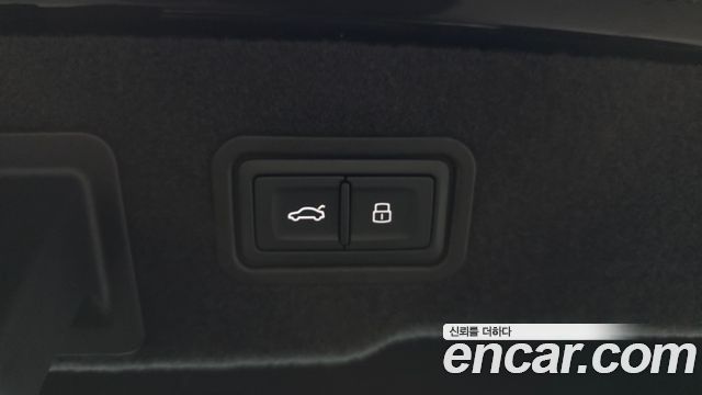 Audi A8 2023 — photo 30
