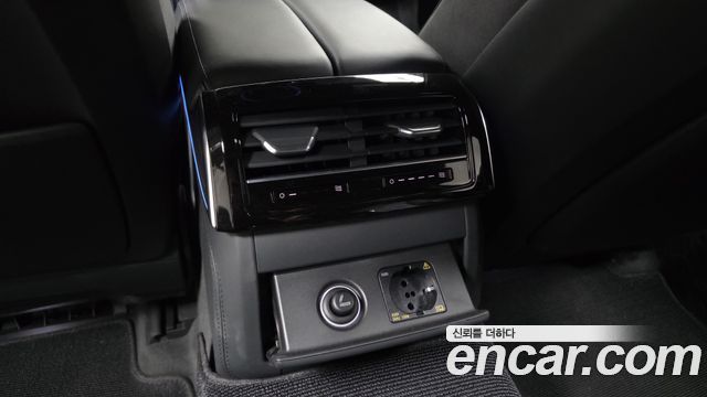 Audi A8 2023 — photo 35