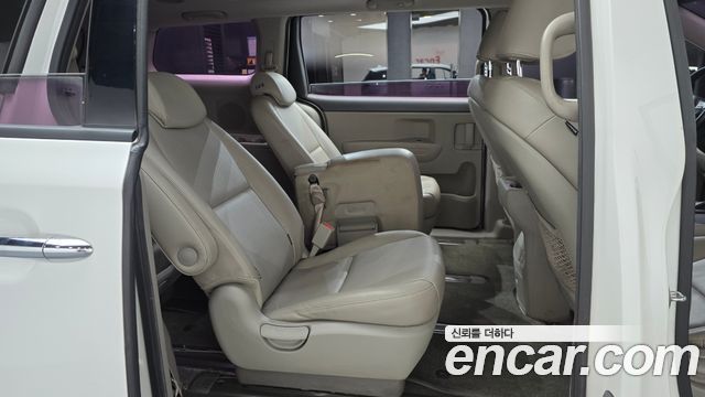 Kia Canival 2015 — photo 17