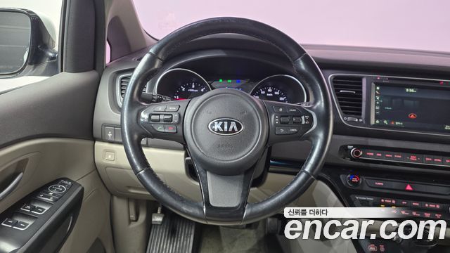 Kia Canival 2015 — photo 18