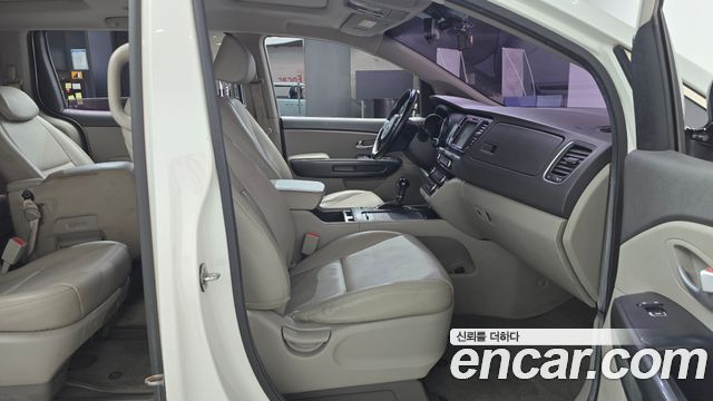 Kia Canival 2015 — photo 16