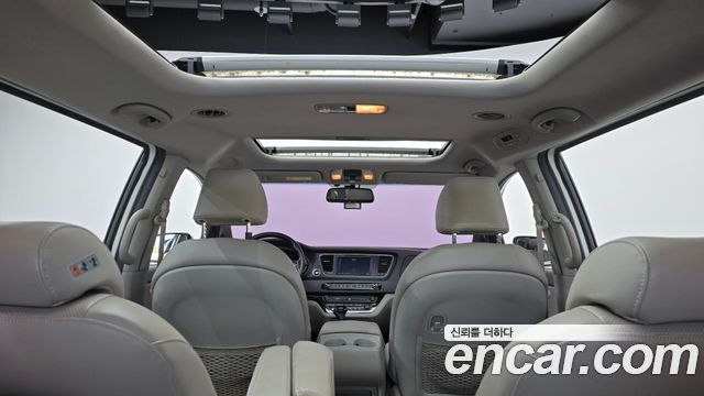 Kia Canival 2015 — photo 29