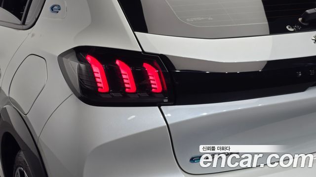 Peugeot 208 2022 — photo 9