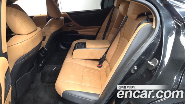 Lexus ES 2023 — photo 17
