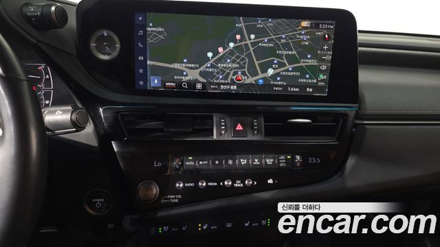 Lexus ES 2023 — photo 18