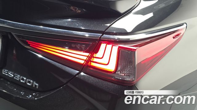 Lexus ES 2023 — photo 9
