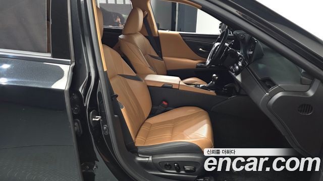Lexus ES 2023 — photo 16