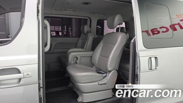 Hyundai Starex 2017 — photo 11