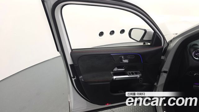Mercedes-Benz GLB-Class 2021 — photo 14