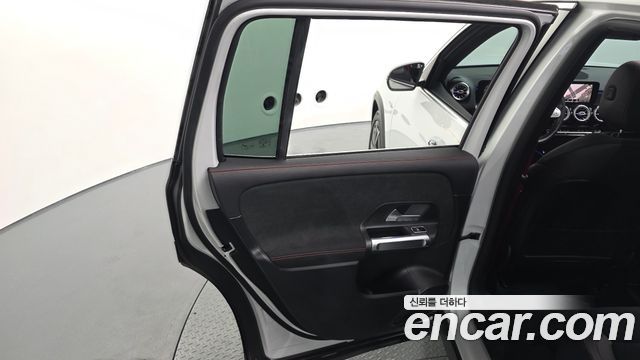 Mercedes-Benz GLB-Class 2021 — photo 15