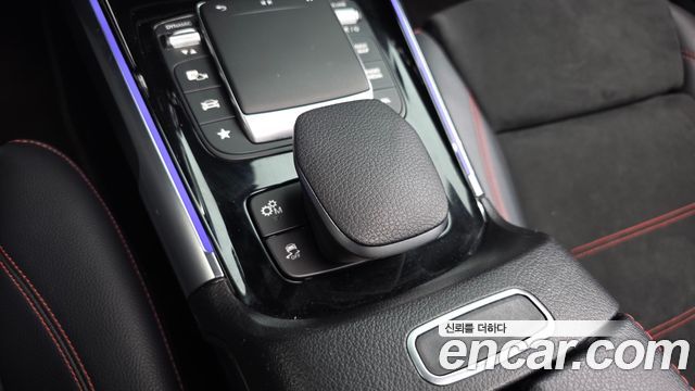 Mercedes-Benz GLB-Class 2021 — photo 28