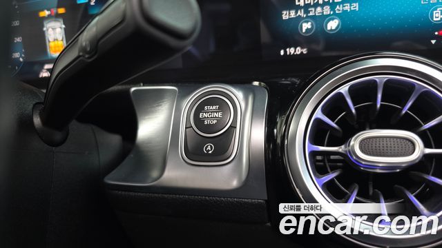 Mercedes-Benz GLB-Class 2021 — photo 34