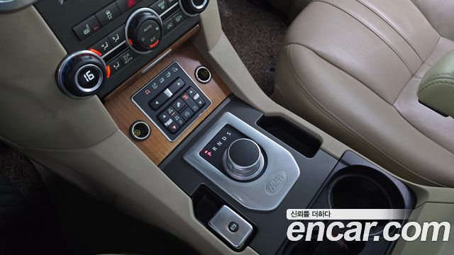Land Rover Discovery 2015 — photo 9