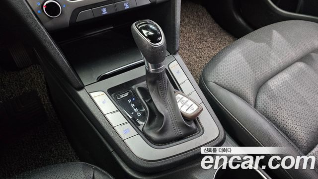 Hyundai AVANTE 2018 — photo 12