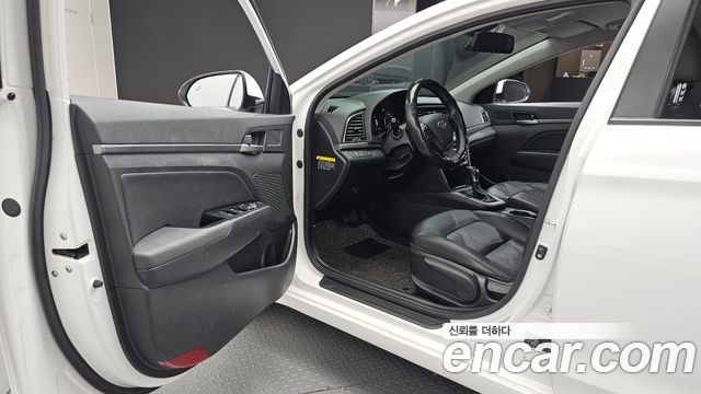 Hyundai AVANTE 2018 — photo 13