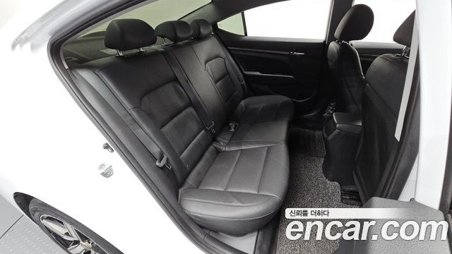 Hyundai AVANTE 2018 — photo 17