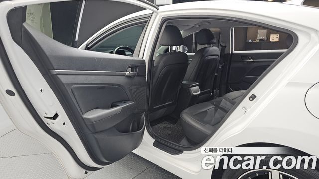 Hyundai AVANTE 2018 — photo 18