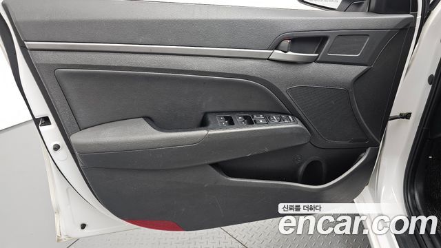 Hyundai AVANTE 2018 — photo 14