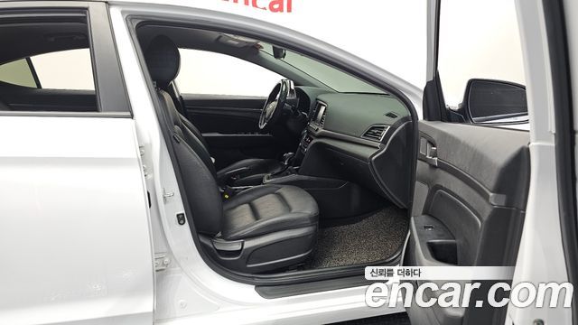 Hyundai AVANTE 2018 — photo 16