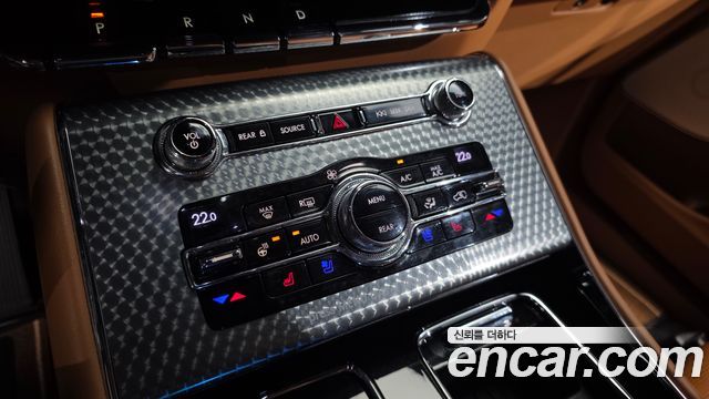 Lincoln Aviator 2022 — photo 32