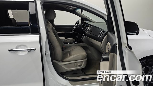 Kia Canival 2019 — photo 16