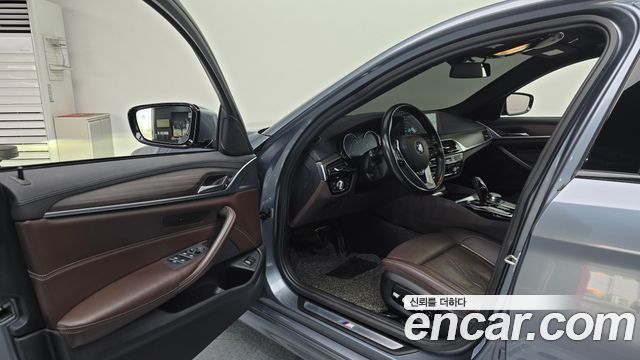 BMW 5-Series 2017 — photo 13