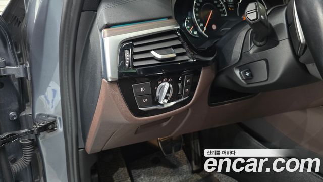 BMW 5-Series 2017 — photo 26