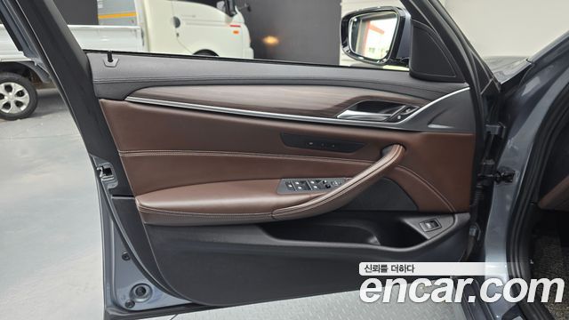 BMW 5-Series 2017 — photo 14