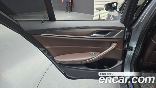 BMW 5-Series 2017 — photo 15