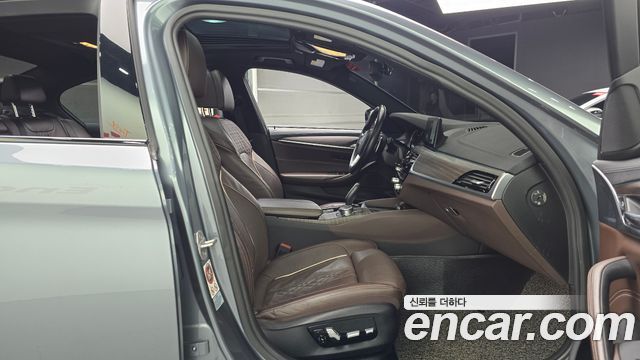 BMW 5-Series 2017 — photo 16