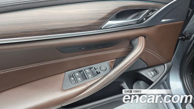 BMW 5-Series 2017 — photo 28