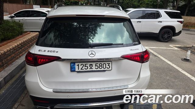 Mercedes-Benz GLE-Class 2022 — photo 9