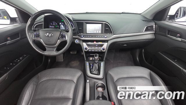 Hyundai AVANTE 2017 — photo 10