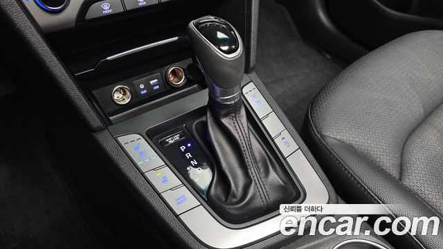 Hyundai AVANTE 2017 — photo 12