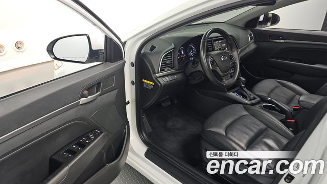 Hyundai AVANTE 2017 — photo 13