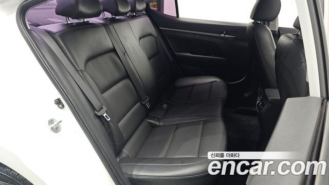 Hyundai AVANTE 2017 — photo 17