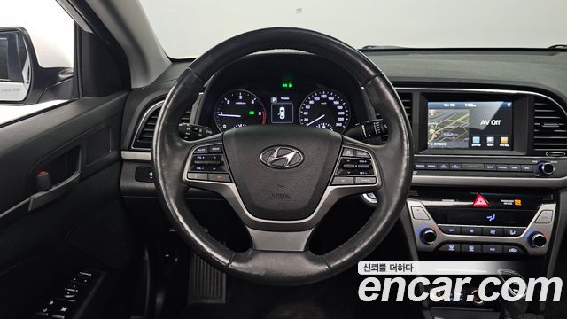 Hyundai AVANTE 2017 — photo 18