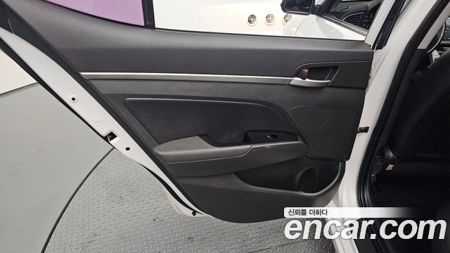 Hyundai AVANTE 2017 — photo 15