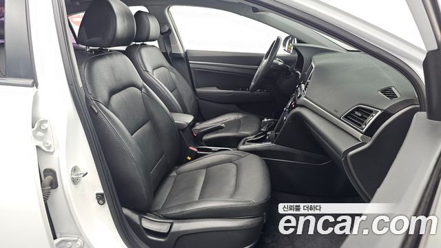 Hyundai AVANTE 2017 — photo 16
