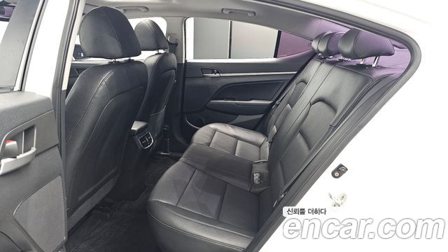 Hyundai AVANTE 2017 — photo 29