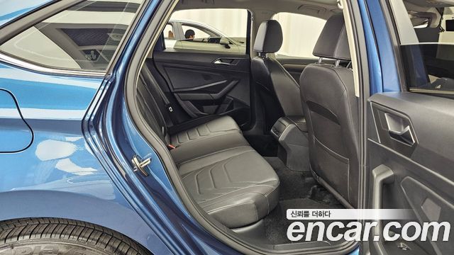 Volkswagen Jetta 2021 — photo 17