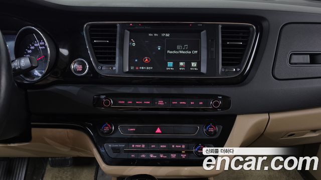 Kia Canival 2016 — photo 18