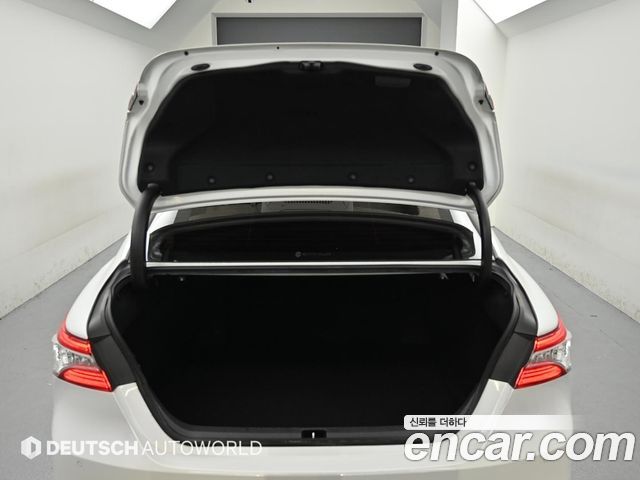 Toyota Camry 2019 — photo 18